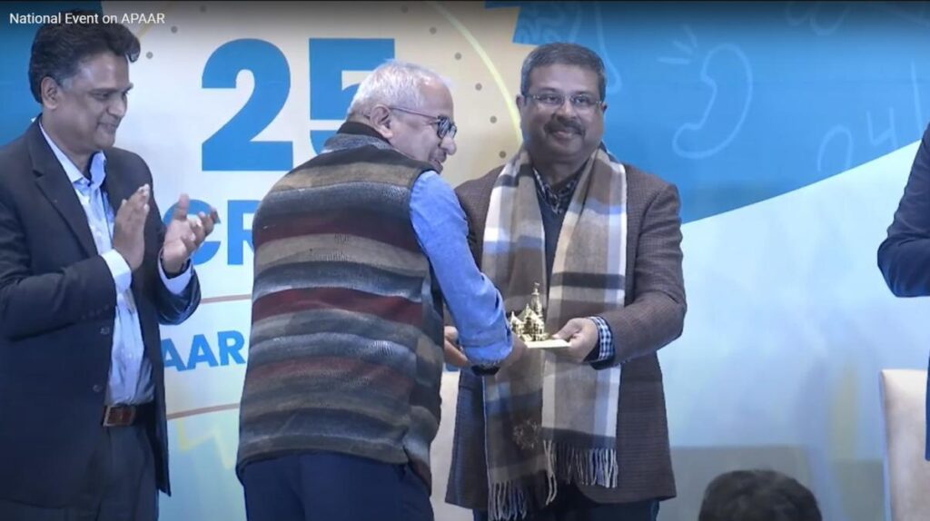 Photo on the occasion of Prof. Sanjiv Sonwane, Vice-Chancellor of Open University being felicitated with a memento by Union Education Minister Dharmendra Pradhan.