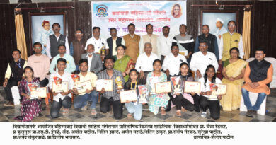 In the second Bahinabai Vidyarthi Samelan, Harish Sonwane and Rohit Thakur won first place