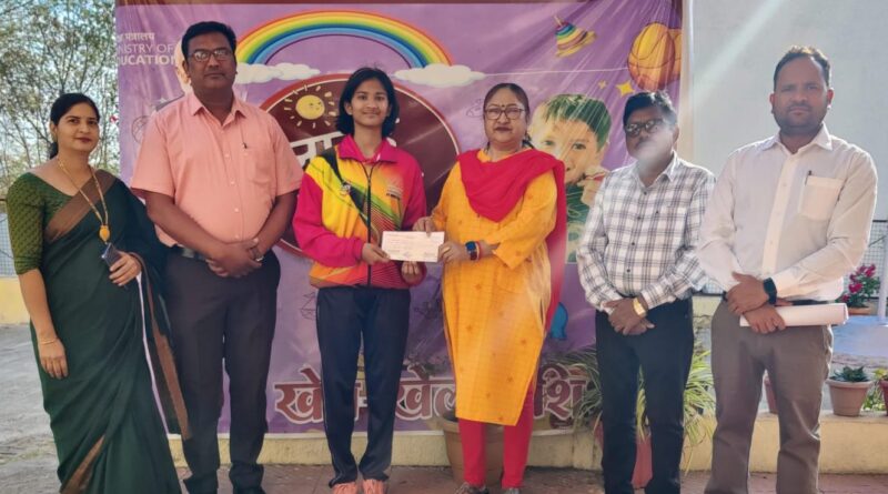 Kendriya Vidyalaya of Hindi University honored Taekwondo player Shravani