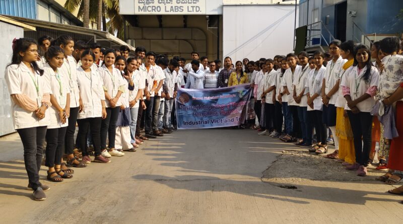Students of Tatya Raoji More College of Pharmacy study tour to Karnataka