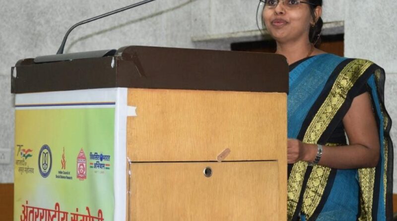 Chandrakala Shahu, a research student of Hindi University, presented her thesis in JNU