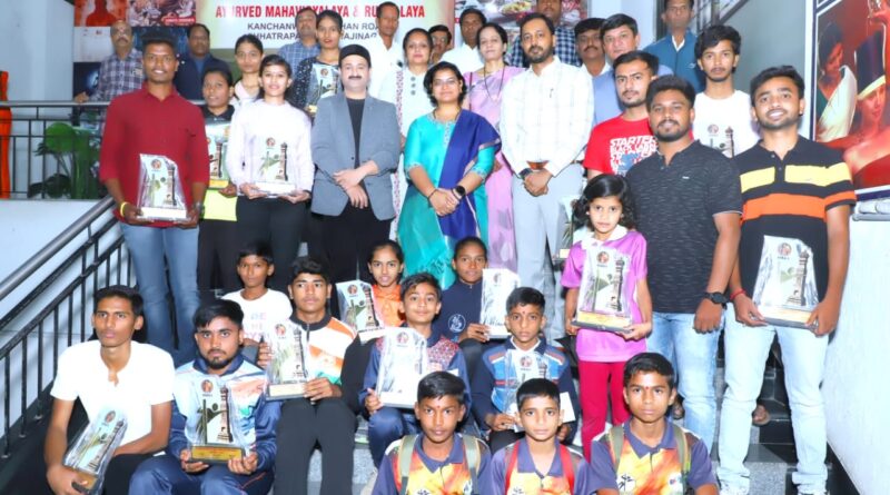 Honoring the players who excelled in the All India University Kho Kho Tournament at CSMSS