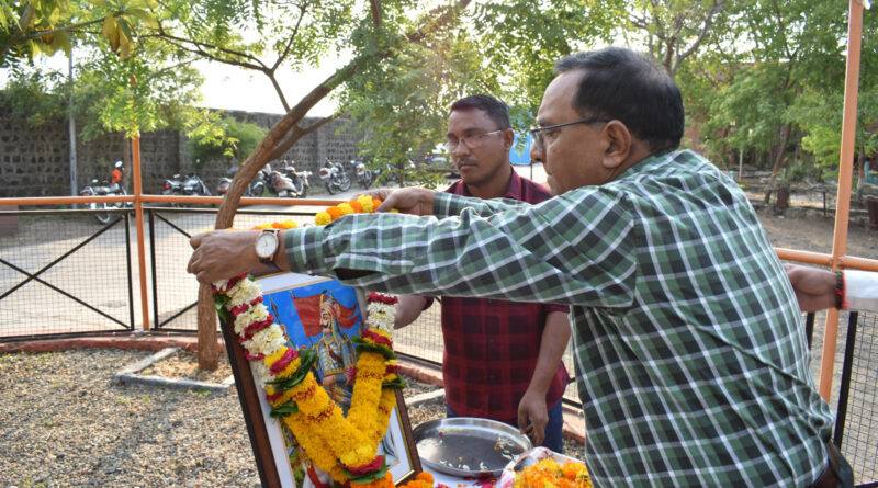 Vice-Chancellor Prof. Singh greeted Maharana Pratap on his birth anniversary at Hindi University