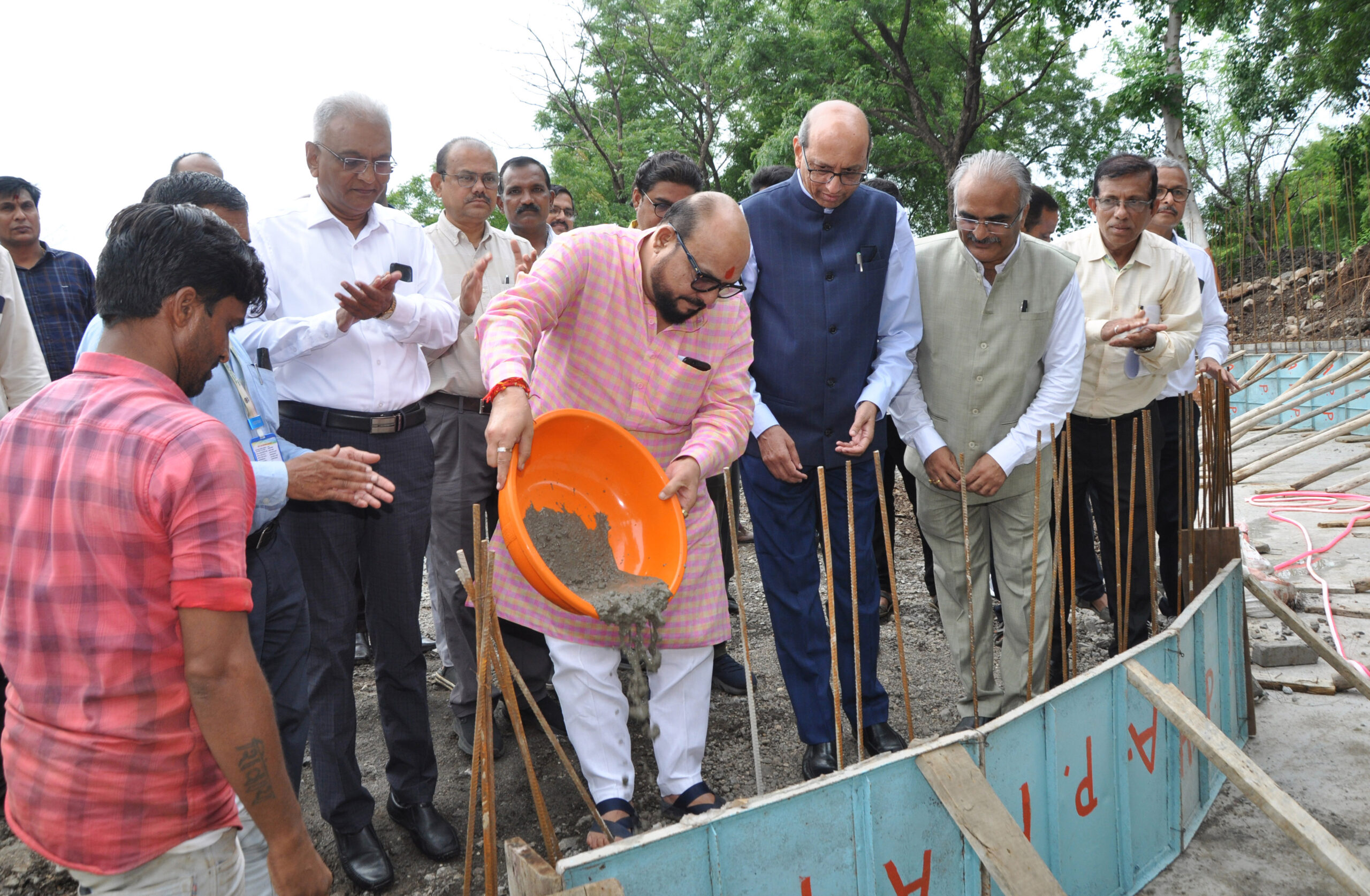 Bhoomipujan of Bahinabai Chaudhary's statue completed in North Maharashtra University