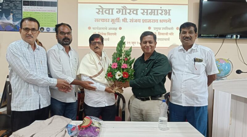 Sanjay Bhange, Senior Clerk of Sri Bankataswamy College, felicitated for his service