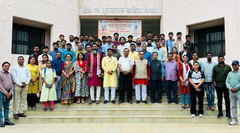 A lecture on 'Khelega Yuva, Jeetega Bharat' was held in Hindi University