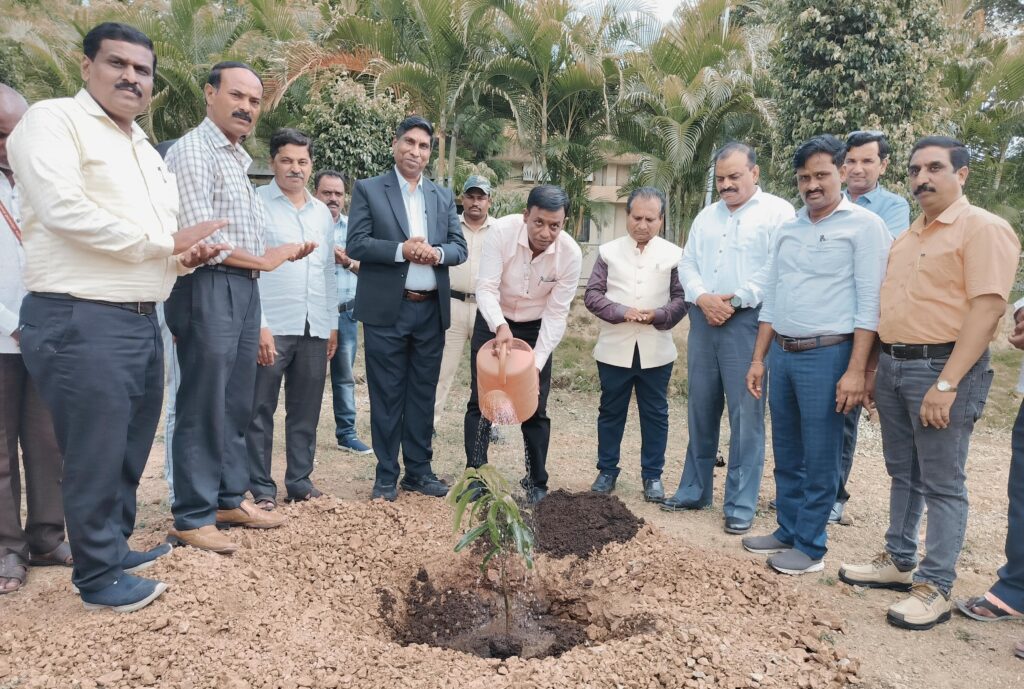 Assistant Registrar Pawar planted trees in Solapur University by giving 50 fruit saplings on his birthday