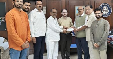 Donation of two lakh rupees to Sharan Sahitya Adhyasana of Shivaji University from Sri Durdundishwar Math Sansthan