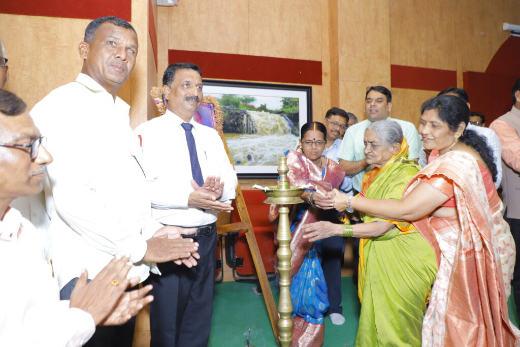 SRTMU felicitated meritorious students