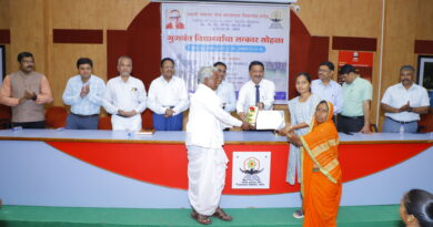 SRTMU felicitated meritorious students