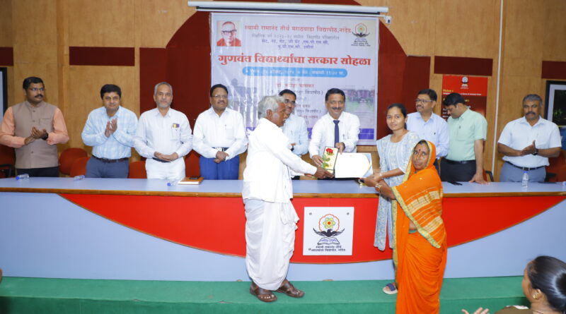 SRTMU felicitated meritorious students