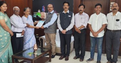 Pandurkar couple donated a total of Rs 60 lakh to Shivaji University