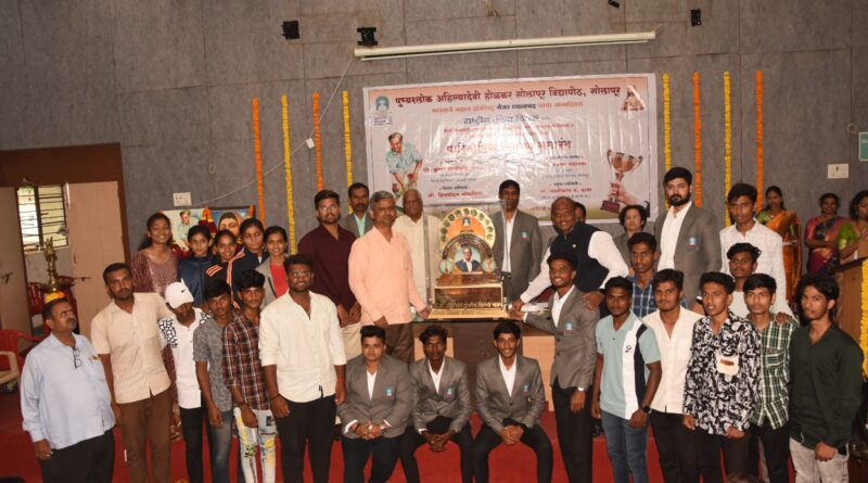 Players, coaches honored in Solapur University