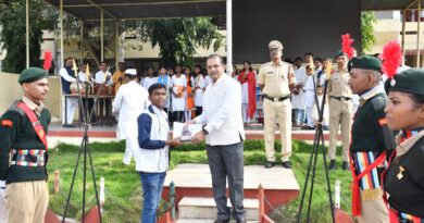 Vivekananda College felicitates meritorious students on Independence Day