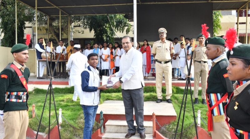 Vivekananda College felicitates meritorious students on Independence Day