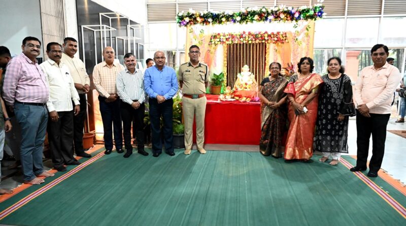 Shri Ganesh Mahaarati of YCMOU Ganesha Mandal was performed by SP Vikram Deshmane