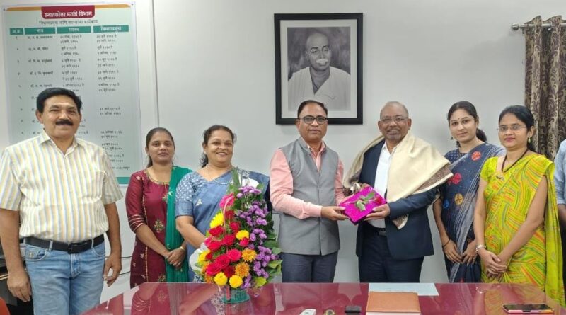 Visit of Rashtrasant Tukdoji Maharaj Nagpur University by Dr. Avinash Avalgaonkar, First Chancellor of Language University