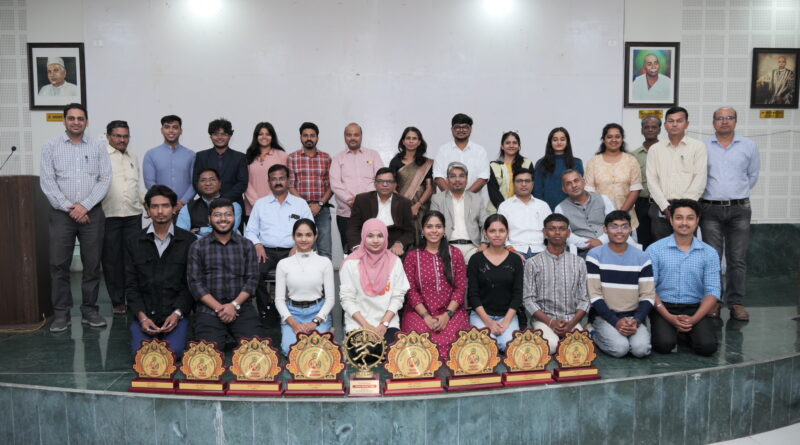 Award winning students felicitated in 'Indradhanushya' cultural festival of Rashtrasant Tukdoji Maharaj Nagpur University