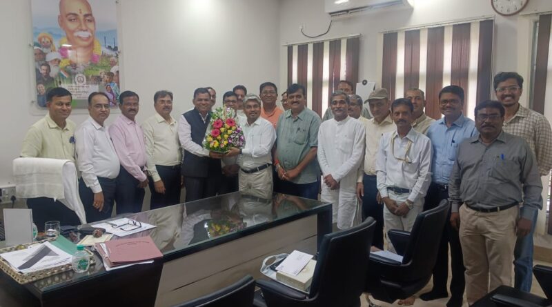 Dr. Rajendra Kakade assumed charge as the in-charge Pro-Vice-Chancellor of Nagpur University