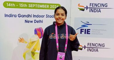 Manjiri Tambe of Nagpur University won bronze medal in fencing in All India Inter University Competition