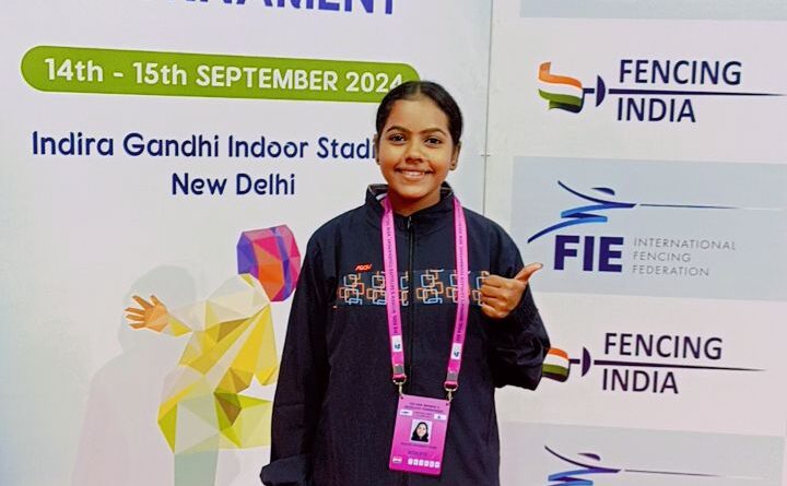 Manjiri Tambe of Nagpur University won bronze medal in fencing in All India Inter University Competition