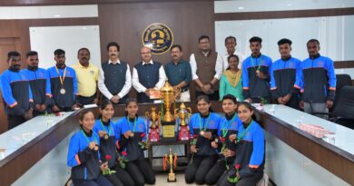 Shivaji University Kolhapur University Vice Chancellor Dr. D. T. Shirke felicitates the players who won national cross country medals