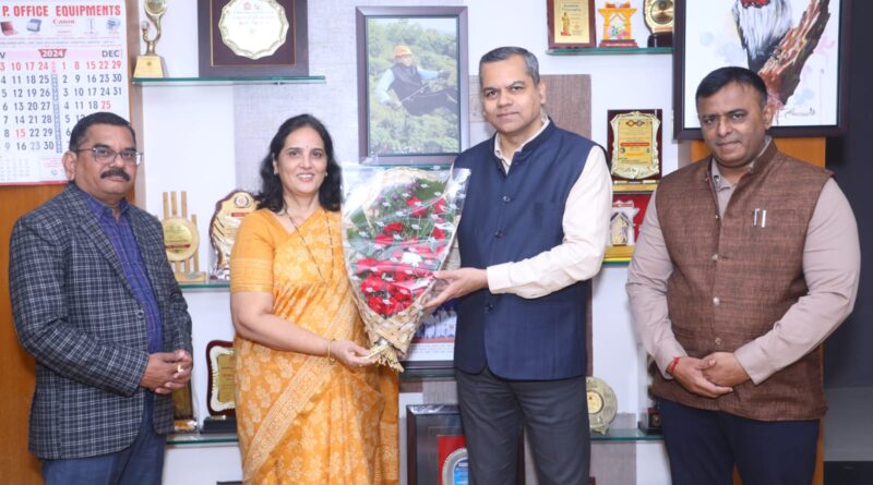 Felicitation of Dr. Mona Chimote, the inaugural author of the first World Free Creation Marathi Literature Conference.