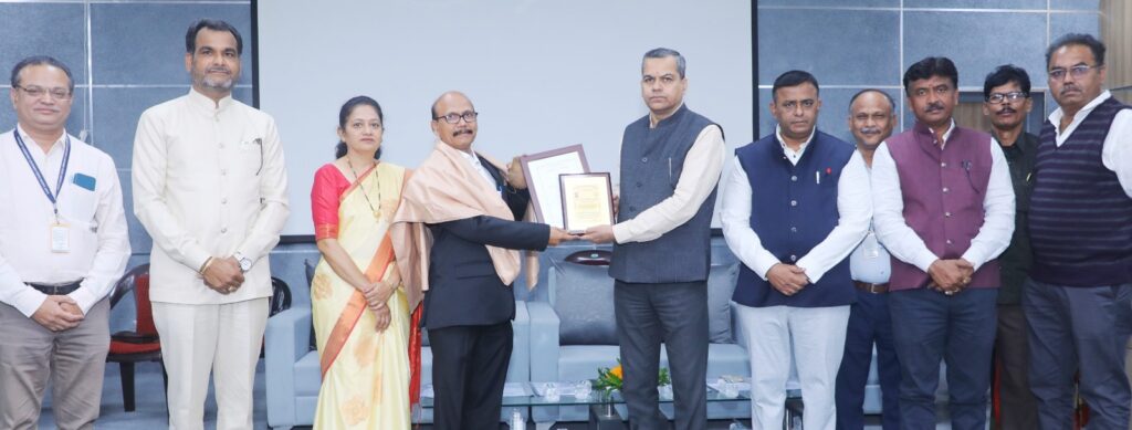 Retired employees of Sant Gadge Baba Amravati University felicitated on their retirement