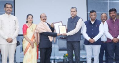 Retired employees of Sant Gadge Baba Amravati University felicitated on their retirement