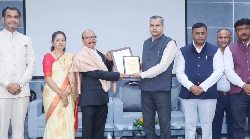 Retired employees of Sant Gadge Baba Amravati University felicitated on their retirement