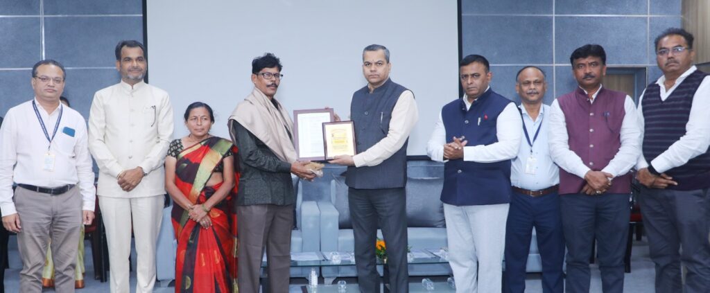 Retired employees of Sant Gadge Baba Amravati University felicitated on their retirement