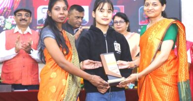 Sant Gadge Baba Amravati University felicitates Kareena Thapa, who received the Child Bravery Award