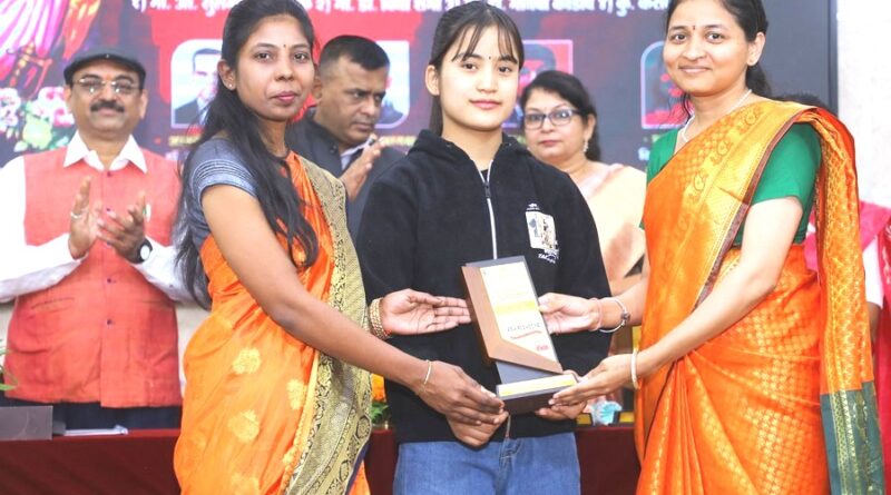 Sant Gadge Baba Amravati University felicitates Kareena Thapa, who received the Child Bravery Award