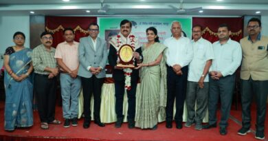 Dr. Sanjay Dhoble receives the Late Dharanidhar Gandhi Smriti Samaj Teacher Award