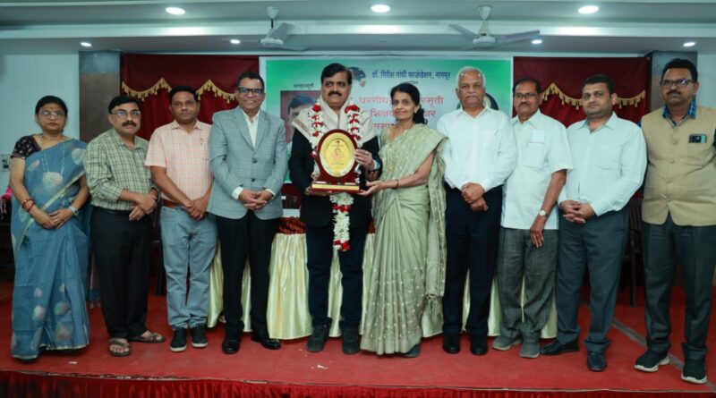 Dr. Sanjay Dhoble receives the Late Dharanidhar Gandhi Smriti Samaj Teacher Award