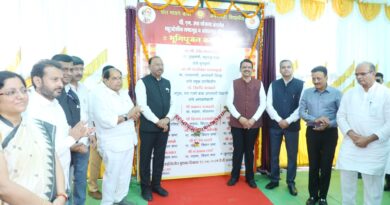 Chief Minister Devendra Fadnavis laid the foundation stone and unveiled the foundation stone of the multipurpose hall and inter-house sports building at Amravati University. C