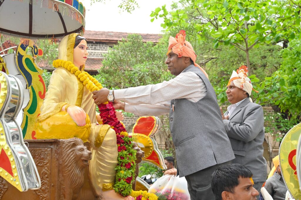 A procession was taken out on behalf of Solapur University to mark the tercentenary of Ahilya Devi's birth anniversary, amidst the sound of drums and cymbals.
