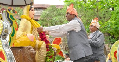A procession was taken out on behalf of Solapur University to mark the tercentenary of Ahilya Devi's birth anniversary, amidst the sound of drums and cymbals.