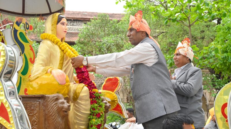 A procession was taken out on behalf of Solapur University to mark the tercentenary of Ahilya Devi's birth anniversary, amidst the sound of drums and cymbals.