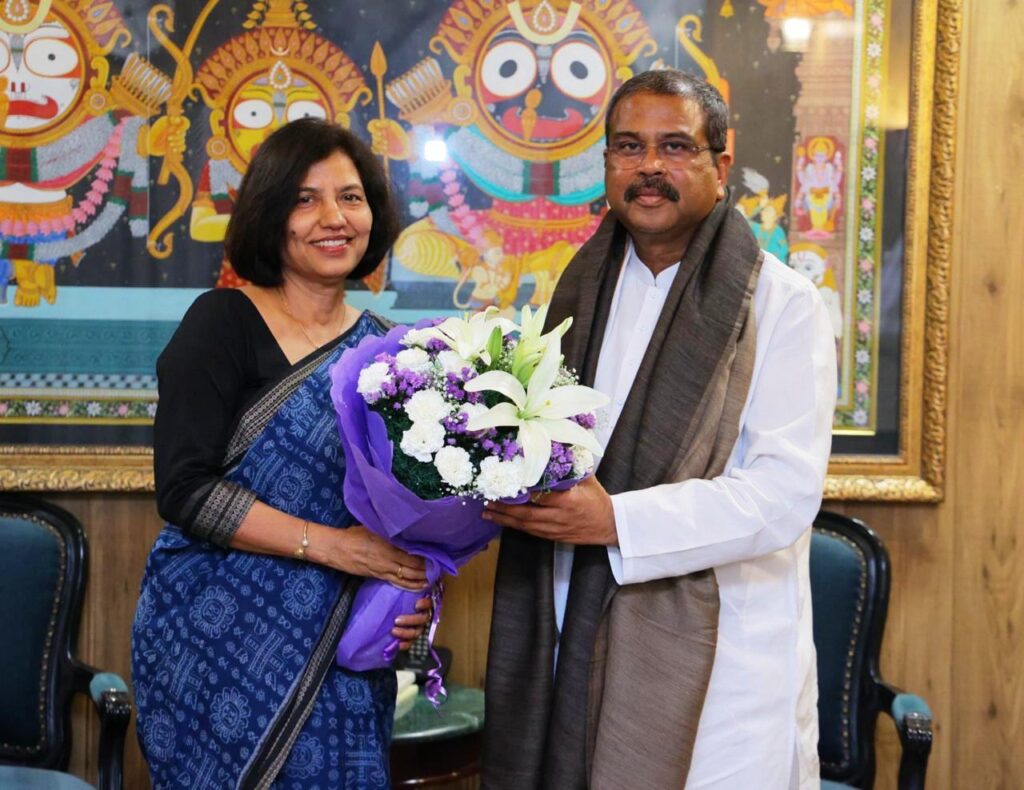 Chancellor of Mahatma Gandhi Antarrashtriya Hindi VishwaVidyalaya,Wardha Prof. Kumud Sharma's courtesy call on Union Education Minister Dharmendra Pradhan