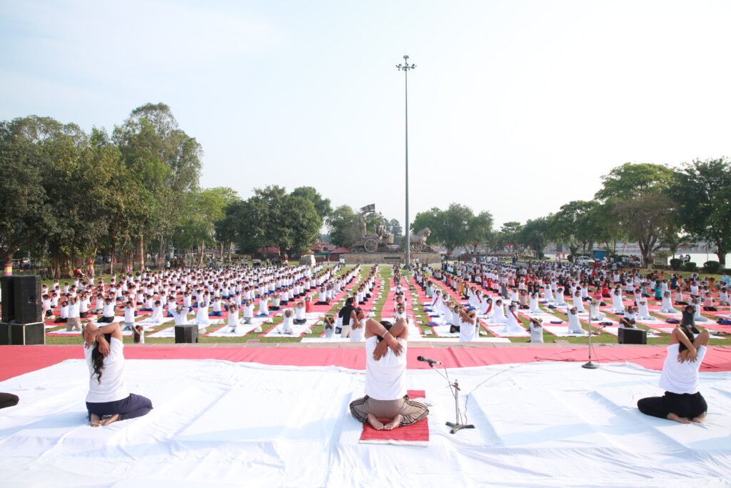 A thousand seekers performed mass yoga in Yogotsav of Shri Krishna Ayush University