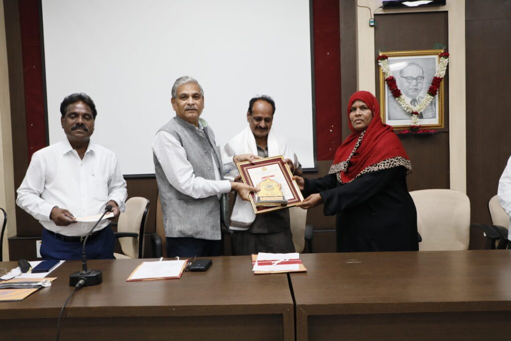 Sheikh Qadir and Taslima Begum were felicitated by Vice Chancellor Dr. Vijay Phulari. On this occasion, Pro-Chancellor Dr. Valmik Sarvade was present.