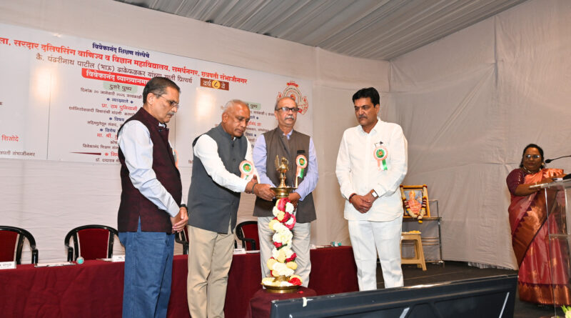 विवेकानंद महाविद्यालयात आयोजित ‘विवेकानंद व्याख्यानमाले’ अंतर्गत त्यांनी “महाराष्ट्र–कर्नाटक सीमाप्रश्न : भाषा, संस्कृती व राजकारण” या विषयावर अभ्यासपूर्ण संवाद साधला.