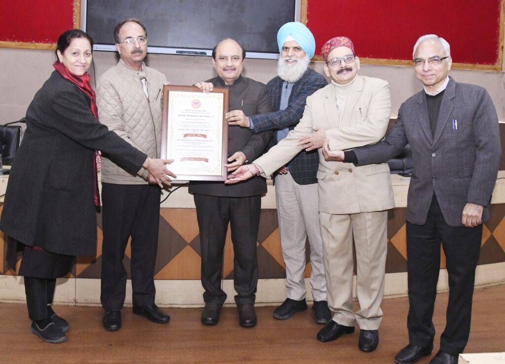 Platinum Award to Kurukshetra University for outstanding implementation of National Education Policy-2020