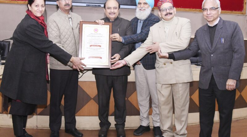 Platinum Award to Kurukshetra University for outstanding implementation of National Education Policy-2020