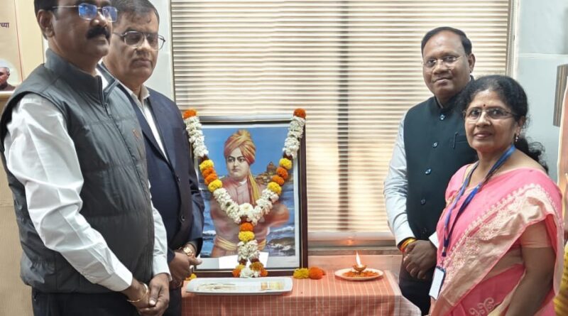 An inspirational lecture was held at Gondwana University on the occasion of Swami Vivekananda Jayanti.