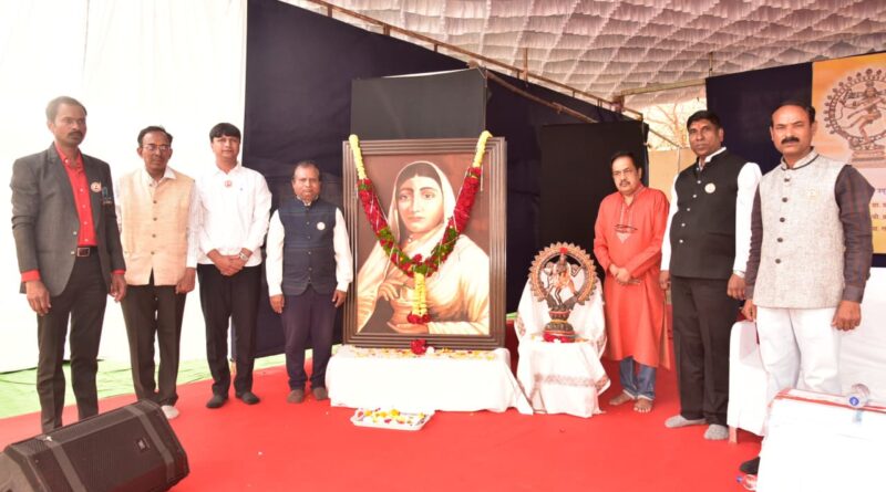 The 'Yuva Spandan' cultural festival commenced with grandeur at Punyashlok Ahilyadevi Holkar Solapur University.