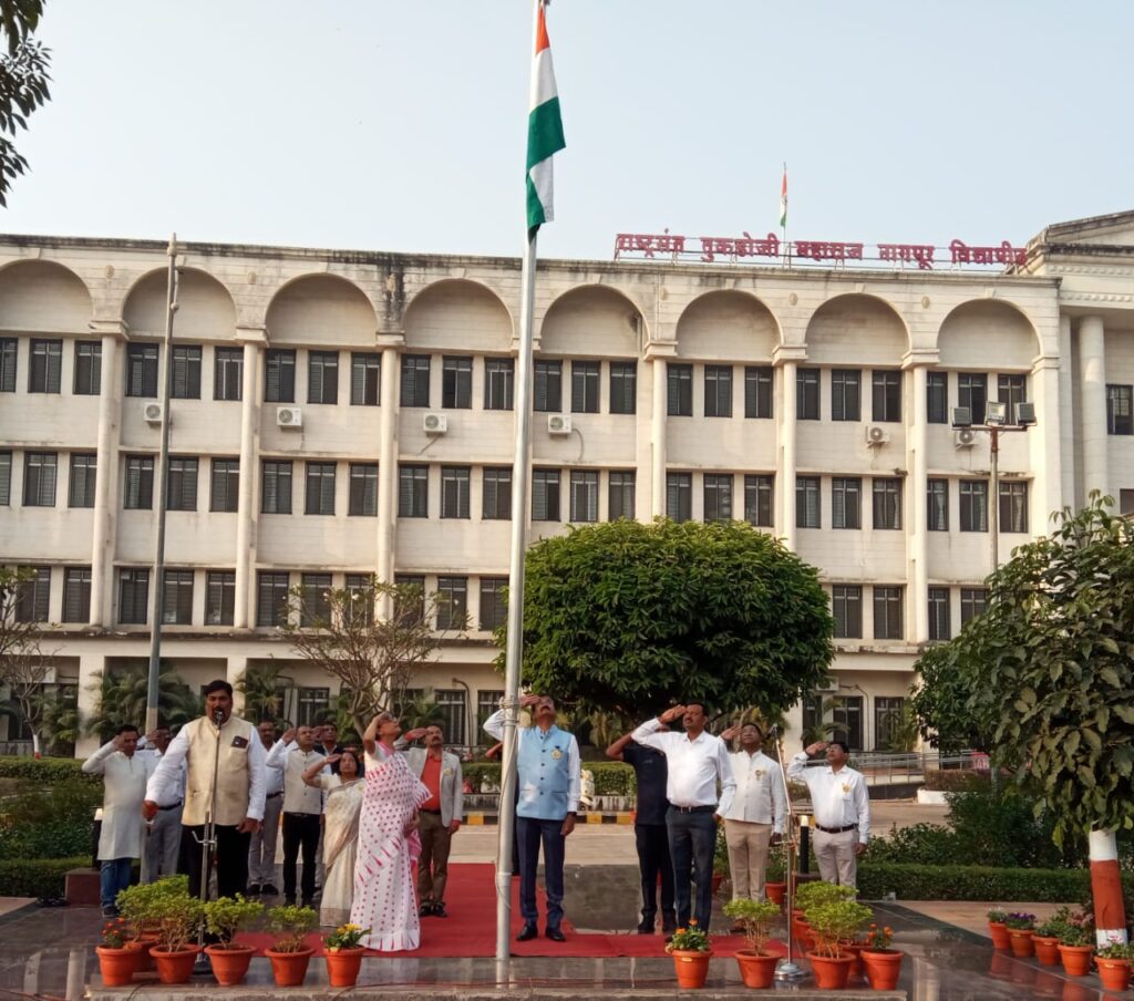 प्रजासत्ताक दिनानिमित्त राष्ट्रसंत तुकडोजी महाराज नागपूर विद्यापीठात ध्वजारोहण