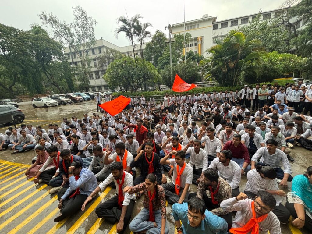बी.जे. मेडिकल महाविद्यालयात अभाविपचे आंदोलन ; विविध समस्यांवर विद्यार्थ्यांचा आक्रोश