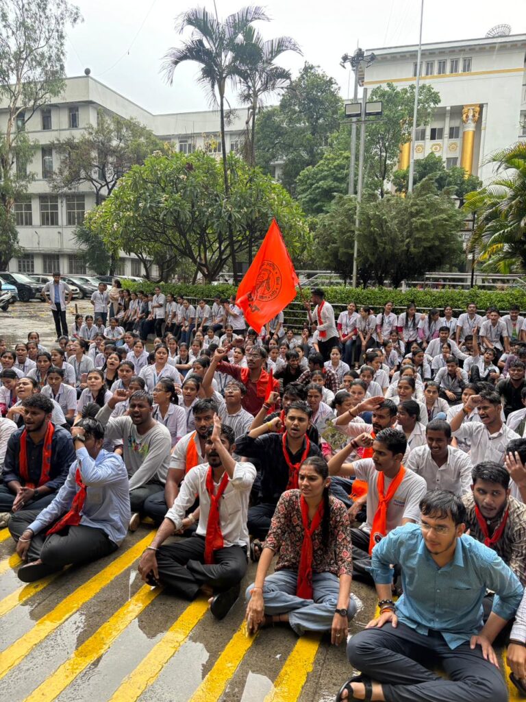 बी.जे. मेडिकल महाविद्यालयात अभाविपचे आंदोलन ; विविध समस्यांवर विद्यार्थ्यांचा आक्रोश